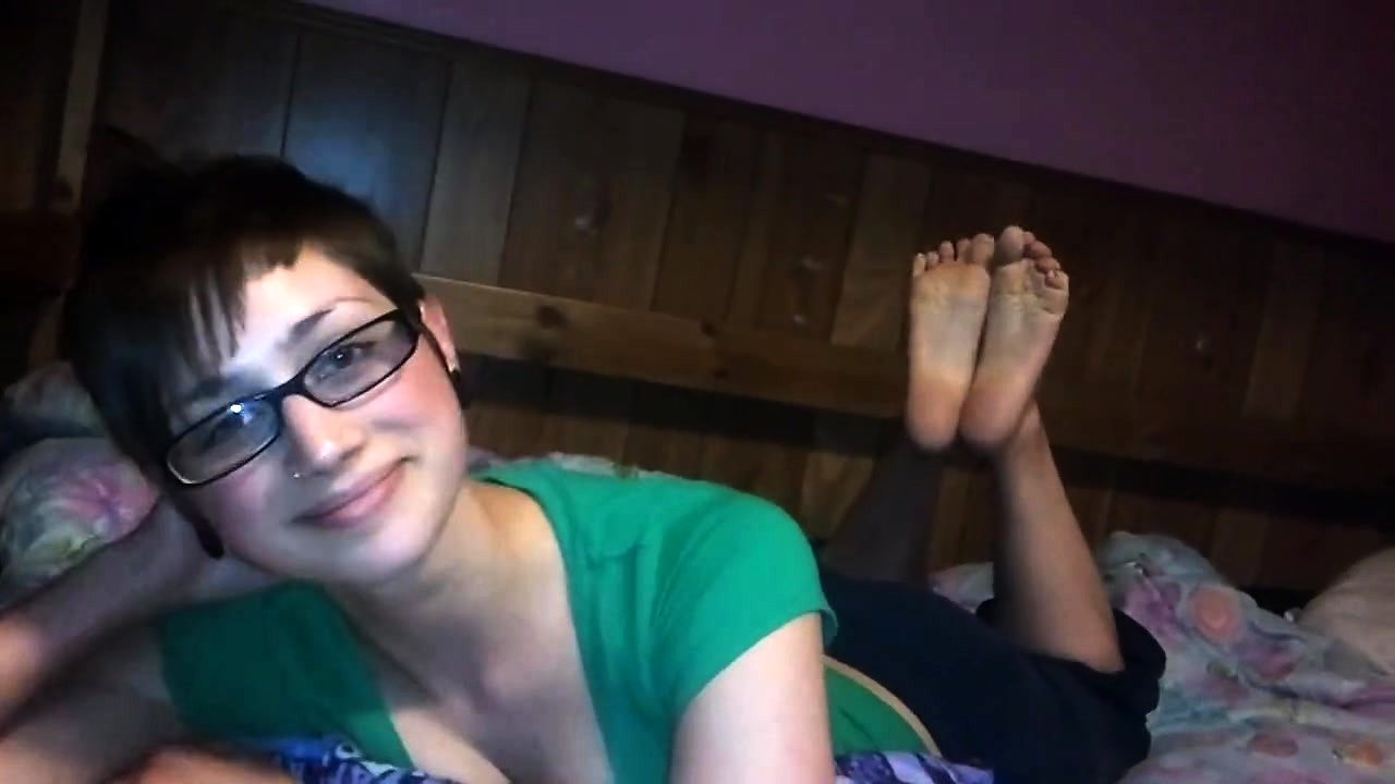 1280px x 720px - Pretty Brunette Teen With Glasses Shows Off Her Sexy Feet ...